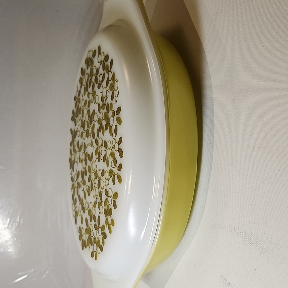 Vintage Pyrex 1.5Qt divided serving Casserole dish with pyrex lid( crazy daisy )